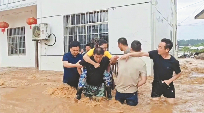 陽湖鎮黨員干部帶頭救助受災群眾。 （屯溪區委組織部供圖）.jpg